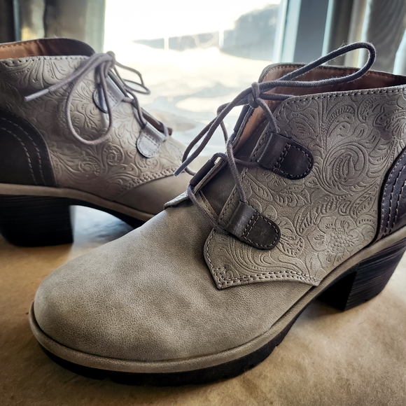 Women's Embossed Lace-Up Ankle Boot in Taupe - Picture 7 of 7